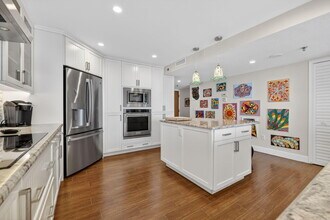 9960 S Ocean Dr in Jensen Beach, FL - Foto de edificio - Building Photo