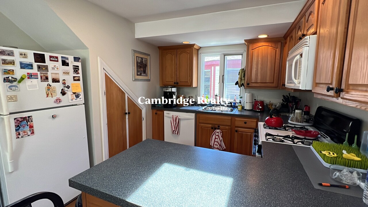 24 Burnham St, Unit 3T in Somerville, MA - Building Photo