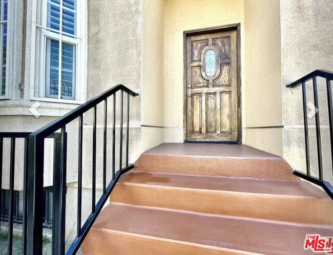 909 S Gramercy Pl in Los Angeles, CA - Building Photo - Building Photo