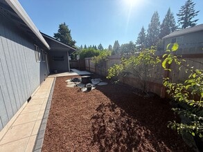13843 SE Martins St in Portland, OR - Building Photo - Building Photo