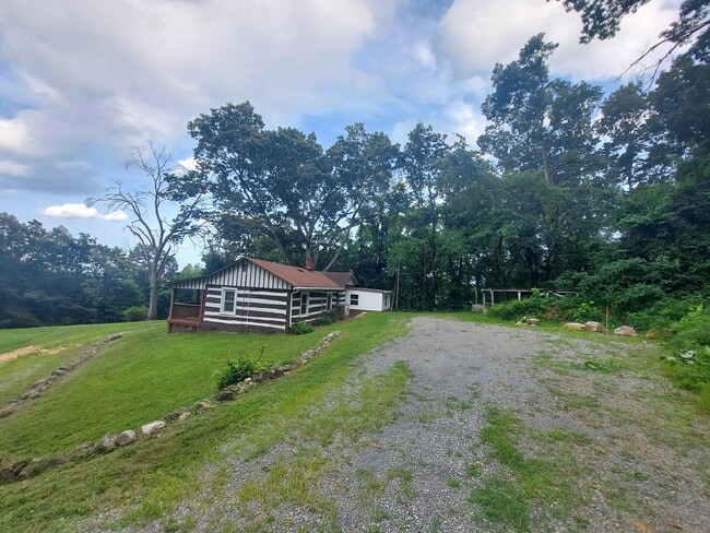 4211 Yellow Mountain Rd in Roanoke, VA - Building Photo - Building Photo