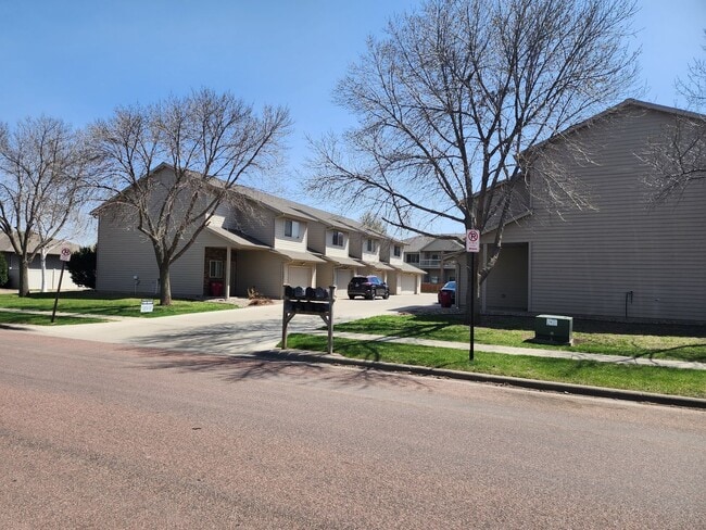 3303 W Bitterroot St in Sioux Falls, SD - Building Photo - Building Photo