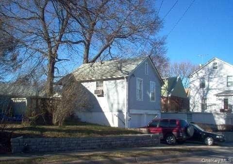 1 Birchwood Ave in Port Washington, NY - Building Photo