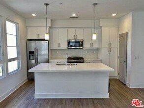10732 Bloomfield St in Los Angeles, CA - Building Photo - Building Photo
