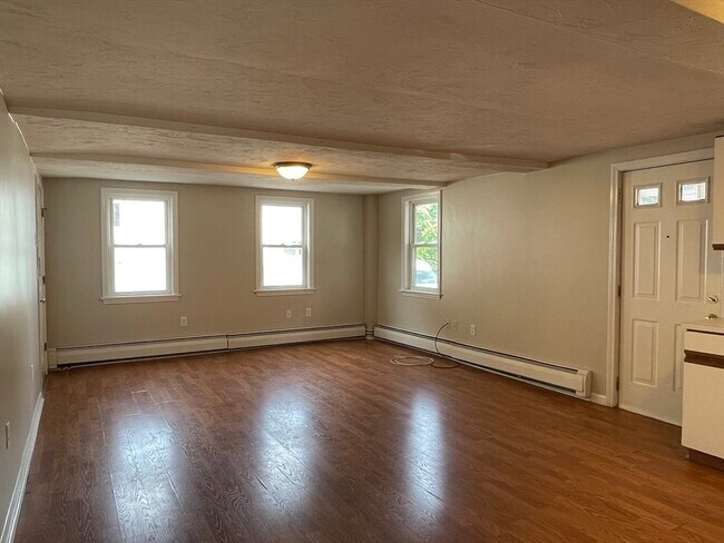 16 Cox Ct, Unit 2 in Beverly, MA - Foto de edificio - Building Photo