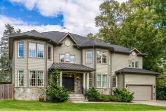 829 Golden Arrow St in Great Falls, VA - Foto de edificio - Building Photo