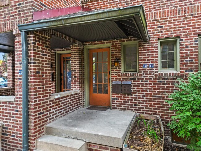 5703 E Washington St in Indianapolis, IN - Building Photo - Building Photo