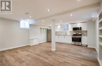 165 Emick Dr in Hamilton, ON - Building Photo - Building Photo