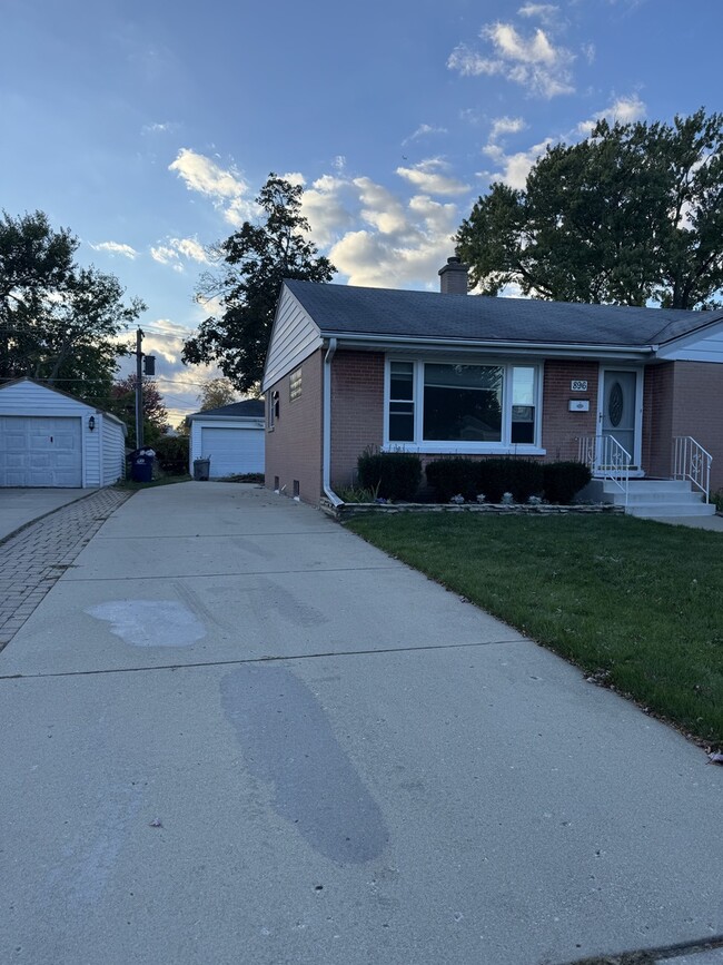 896 Webster Ln in Des Plaines, IL - Building Photo - Building Photo