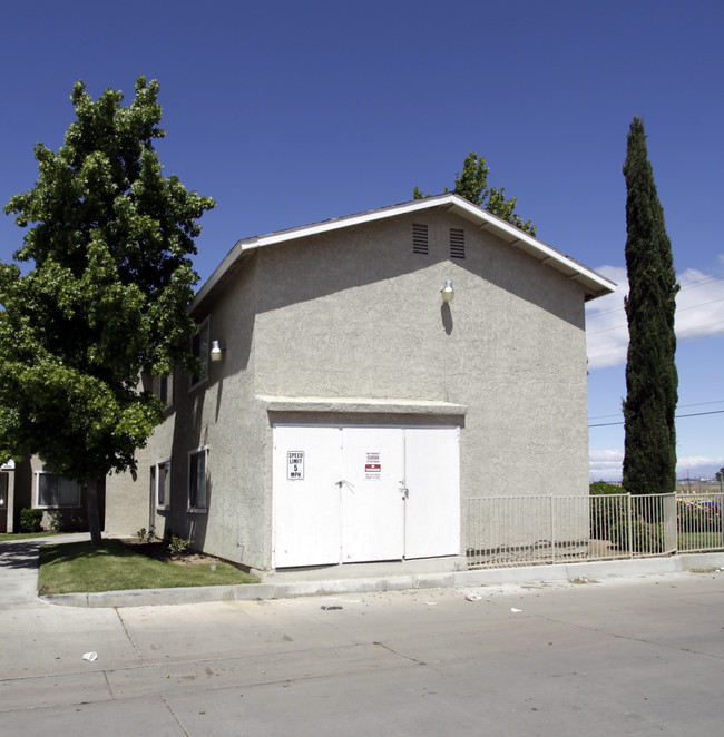 Iron Mountain Apartments in Palmdale, CA - Building Photo - Building Photo