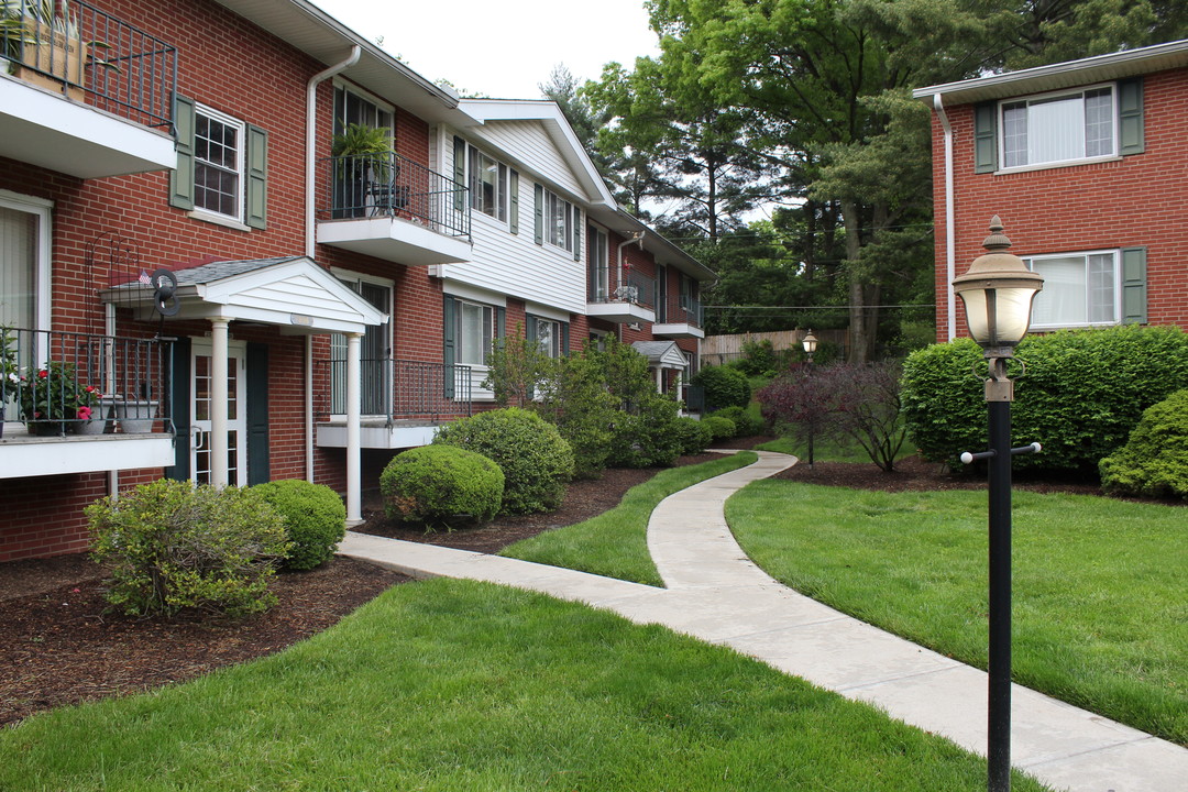 Hosbrook Manor in Cincinnati, OH - Building Photo