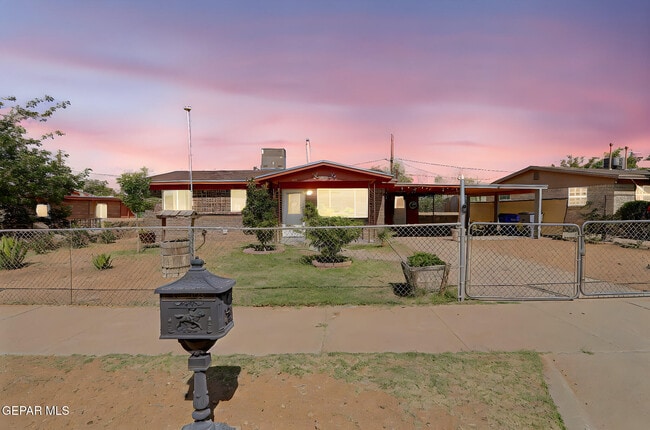 10350 Kellogg St in El Paso, TX - Building Photo - Building Photo