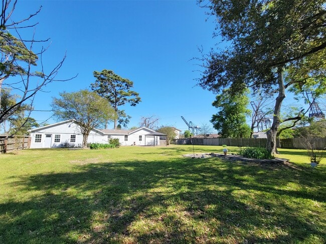 519 N Shady Ln in La Porte, TX - Building Photo - Building Photo