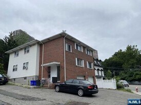 1462A River in Edgewater, NJ - Building Photo