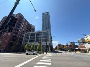369 W Grand Ave in Chicago, IL - Building Photo - Building Photo