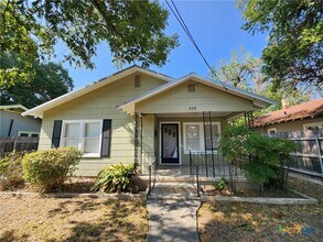 588 S Castell Ave in New Braunfels, TX - Building Photo - Building Photo
