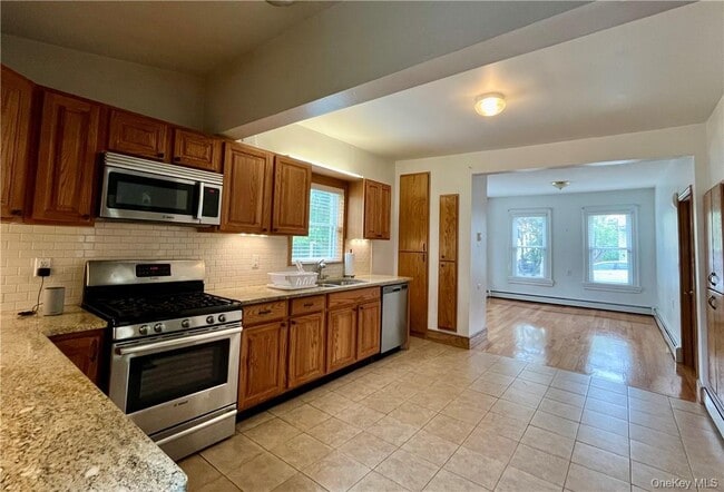 6 Cottage St in Warwick, NY - Building Photo - Building Photo