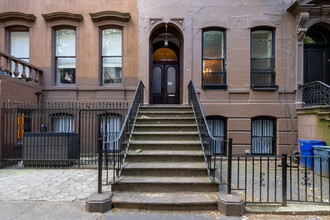 62 Perry St in New York, NY - Building Photo - Building Photo