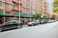 Cooperative in Rego Park, NY - Foto de edificio - Building Photo