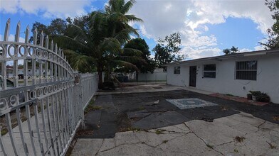 15812 NW 39th Ct in Miami Gardens, FL - Building Photo - Building Photo
