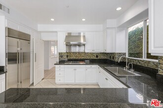 668 Palisades Dr in Los Angeles, CA - Building Photo - Building Photo