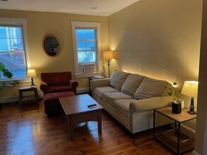 Spacious 4-Bedroom Home in Heart of Lowell in Lowell, MA - Foto de edificio - Building Photo
