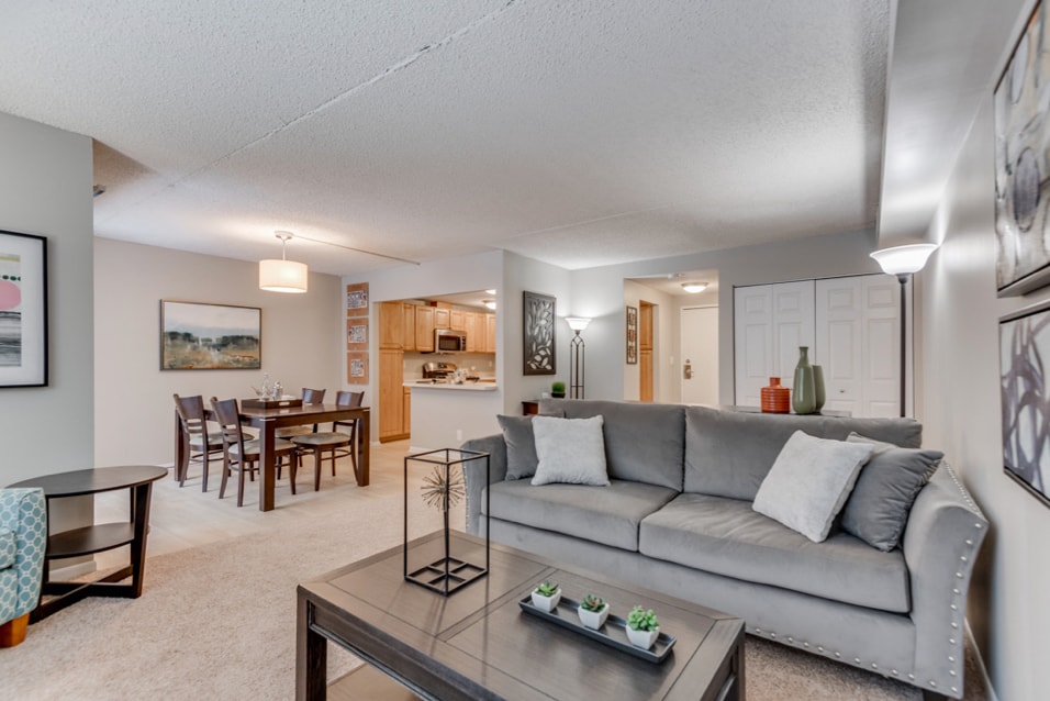 York Plaza in Edina, MN - Building Photo