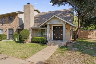 7201 Creekside Dr in Austin, TX - Building Photo - Building Photo