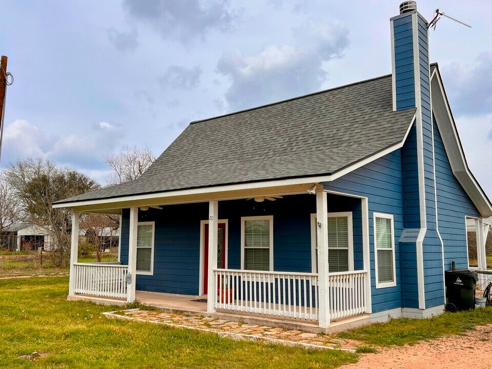 20 Mesquite St in Blanco, TX - Building Photo