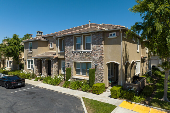 Adelina in Fontana, CA - Foto de edificio - Building Photo