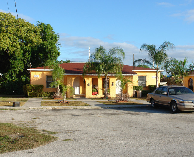 562-578 NW 15th St in Homestead, FL - Building Photo - Building Photo