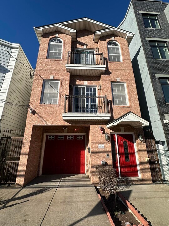 272 St Pauls Ave in Jersey City, NJ - Building Photo