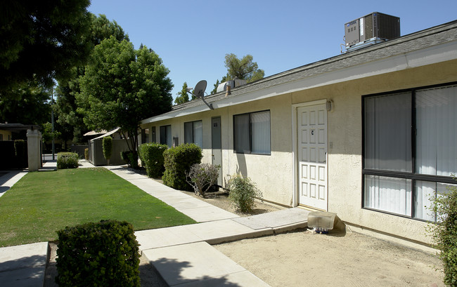 7032 Ming Ave in Bakersfield, CA - Building Photo - Building Photo