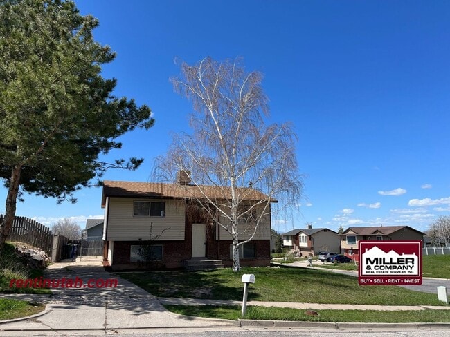 property at 1221 N Quincy Ave