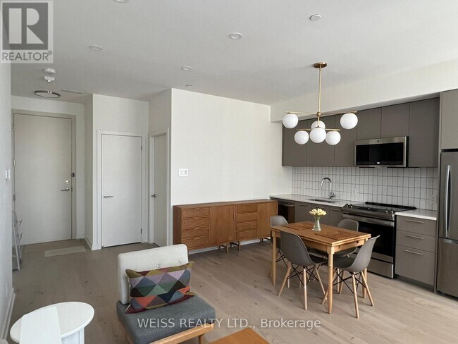 101 Cathedral High St in Markham, ON - Building Photo - Building Photo