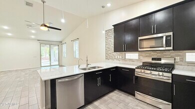 5420 W Desert Hollow Dr in Phoenix, AZ - Building Photo - Building Photo