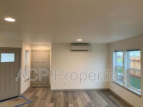 2046 Aaron Dr in Lynden, WA - Building Photo - Building Photo