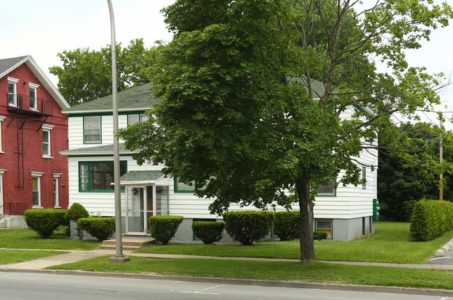 66 Broad St in Plattsburgh, NY - Foto de edificio - Building Photo