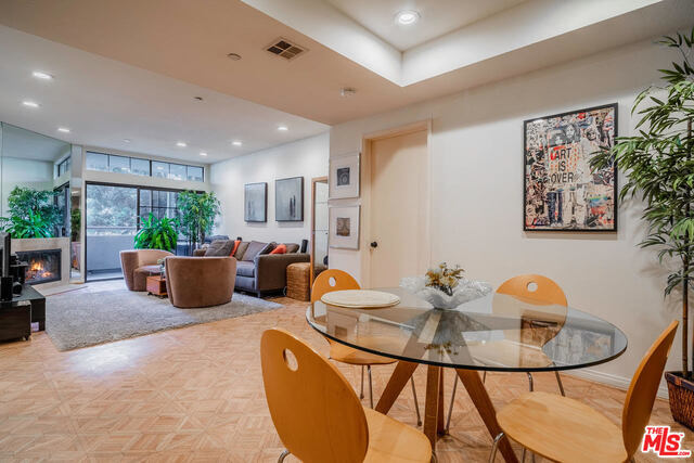 200 N Swall Dr-Unit -302 in Beverly Hills, CA - Building Photo - Building Photo