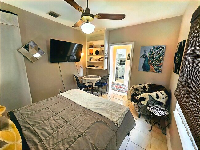 903 SE 14th St, Unit Studio in Fort Lauderdale, FL - Building Photo - Building Photo