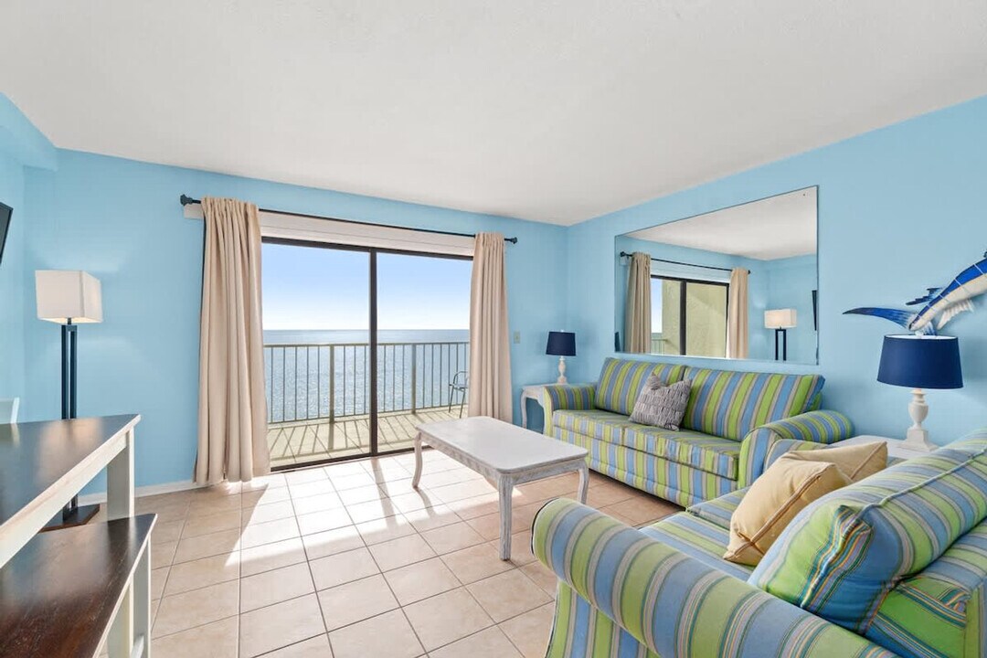 8743 Thomas Dr in Panama City Beach, FL - Building Photo