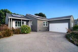 6458 Hanna Ave in Woodland Hills, CA - Building Photo