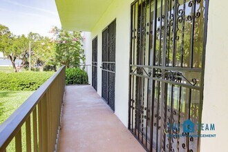 208 Lake Howard Dr SW in Winter Haven, FL - Building Photo - Building Photo