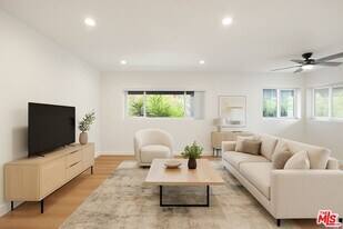 8440 Willoughby Ave in Los Angeles, CA - Building Photo