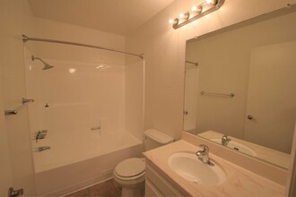 11045 La Maida St in North Hollywood, CA - Foto de edificio - Building Photo