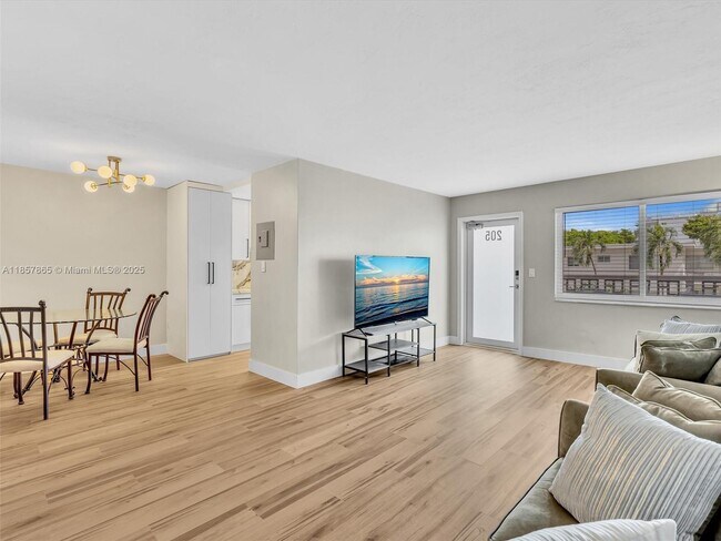 1030 9th St in Miami Beach, FL - Building Photo - Building Photo