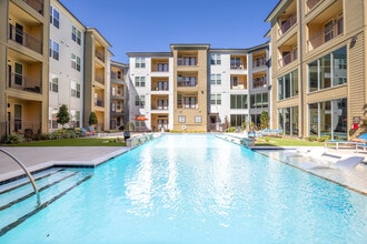 Icon at Yorktown in Houston, TX - Foto de edificio - Building Photo