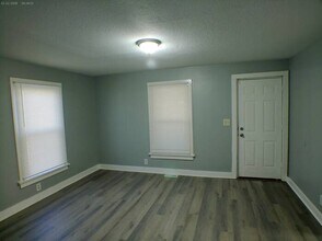 2406 S Overton Ave in Independence, MO - Building Photo - Building Photo