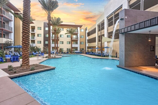 DC Heights Apartments in Chandler, AZ - Foto de edificio - Building Photo