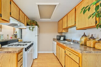 Newporter Apartments in Victorville, CA - Foto de edificio - Building Photo